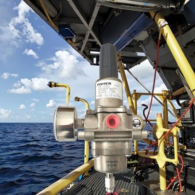 Regulador de gás Fisher com corpo de aço inoxidável e pressão de entrada de 250 psi para aplicações offshore